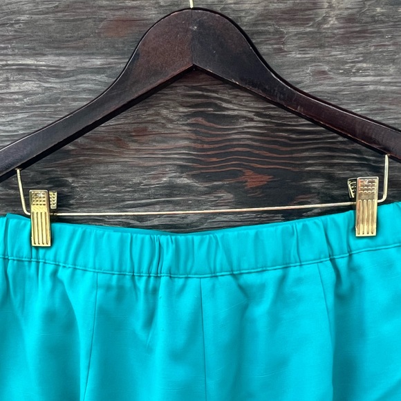 Lucia Vintage 90s Front-Pleated High-Waisted Shorts, Turquoise | 12 - Picture 7 of 8